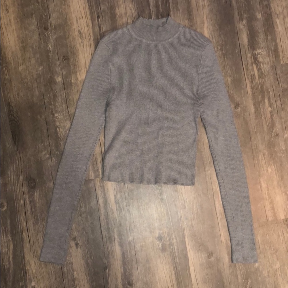 Gray long sleeve crop top